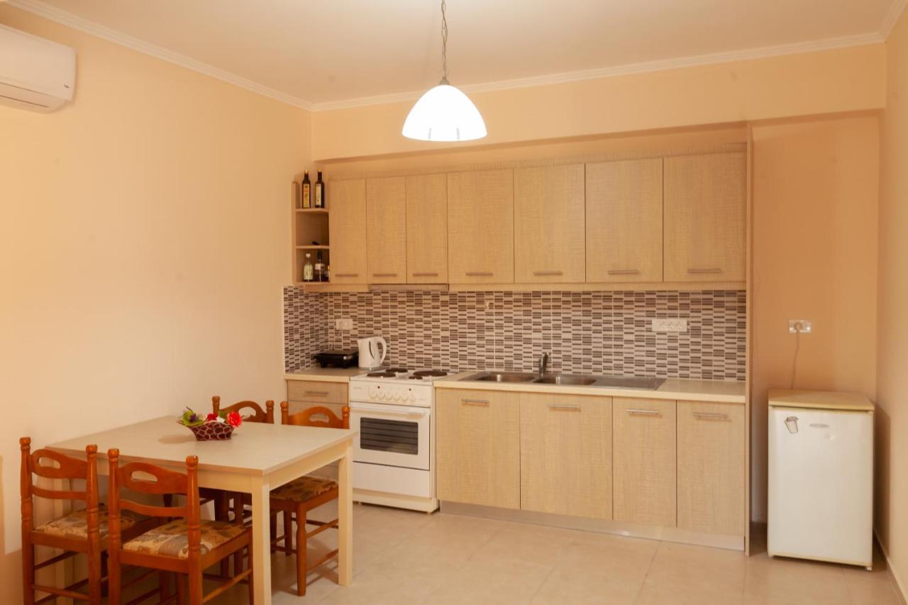 Tsoutsis Apartments Marantochori Quarto foto