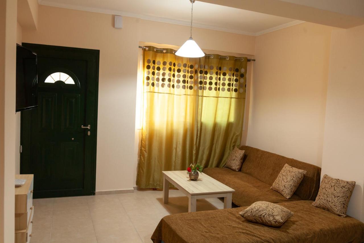 Tsoutsis Apartments Marantochori Quarto foto